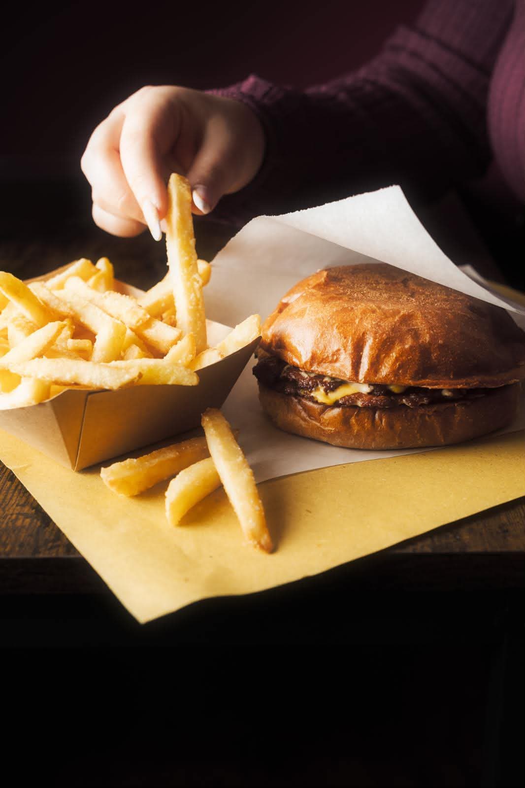 Hamburger con patatine fritte croccanti
