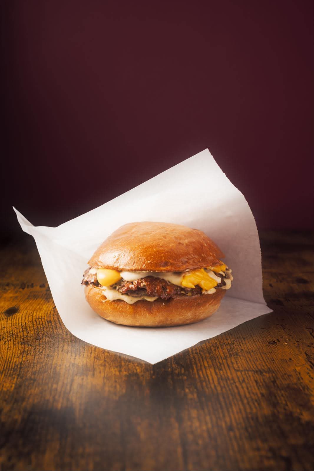 Il Ross Burger: doppio smash, doppio cheddar e Salsa Ross nel pane artigianale